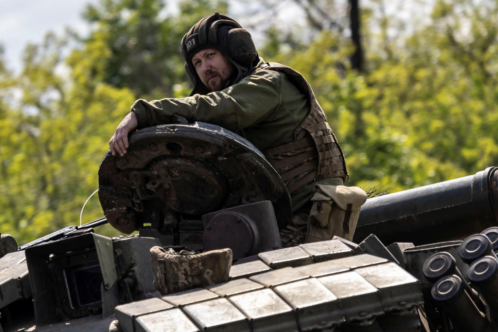 Ukrajinský vojak sedí vo veži tanku. FOTO: Reuters