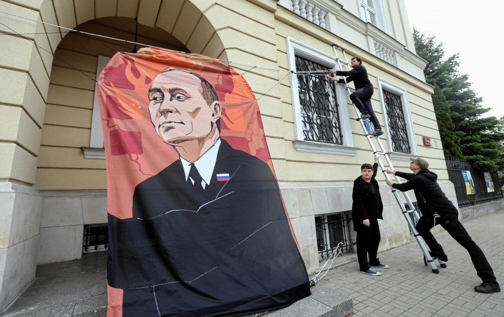 &lt;p&gt;Ilustračná foto. Transparent ruského prezidenta Vladimira Putina počas protestu pred maďarským veľvyslanectvom vo Varšave. FOTO: REUTERS&lt;/p&gt;
