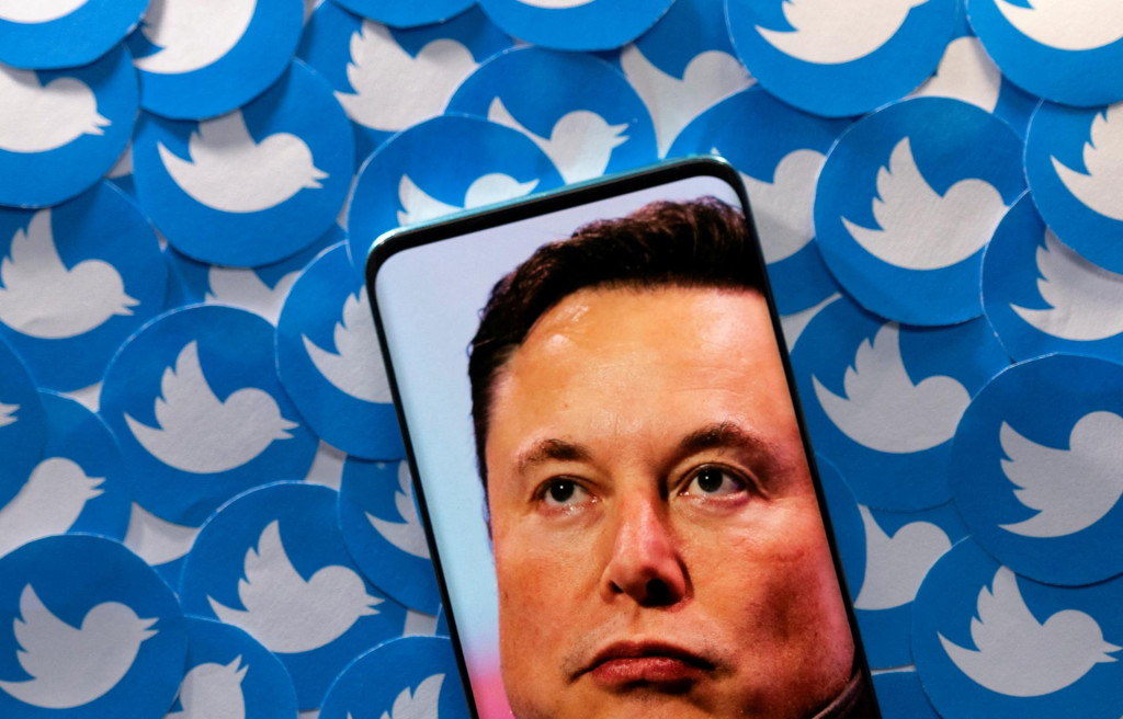 &lt;p&gt;Elon Musk na obrazovke telefónu, v pozadí logo Twitteru. FOTO: Reuters&lt;/p&gt;