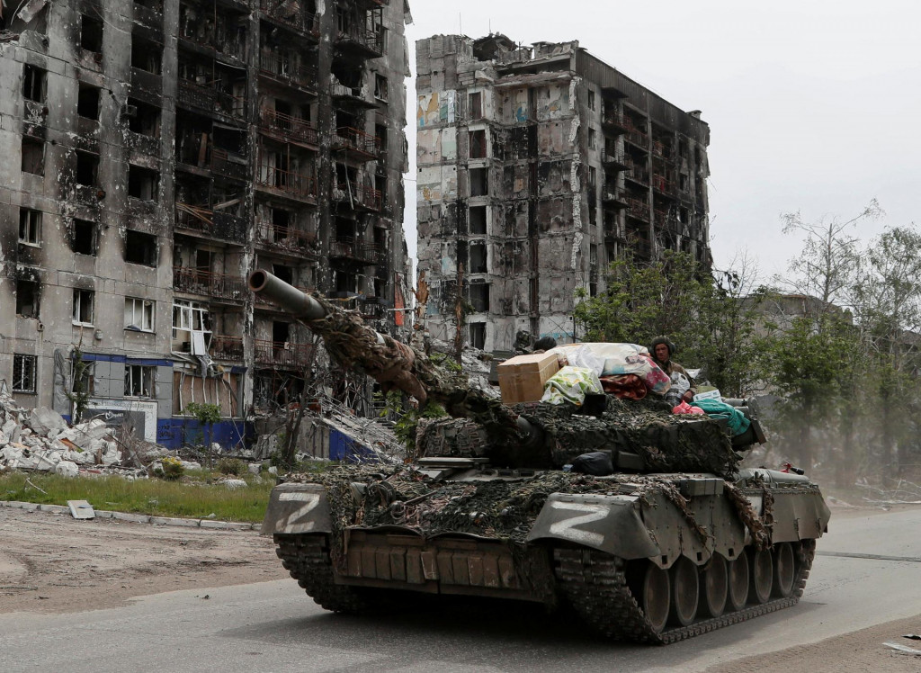 &lt;p&gt;Tank proruských separatistov pred zničnou budovou v mestečku Popasna. FOTO: Reuters &lt;/p&gt;