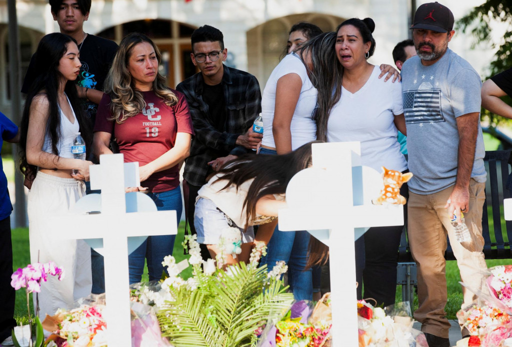 &lt;p&gt;Pozostalí žialia po streľbe na škole v texaskom meste Uvalde. FOTO: Reuters&lt;/p&gt;