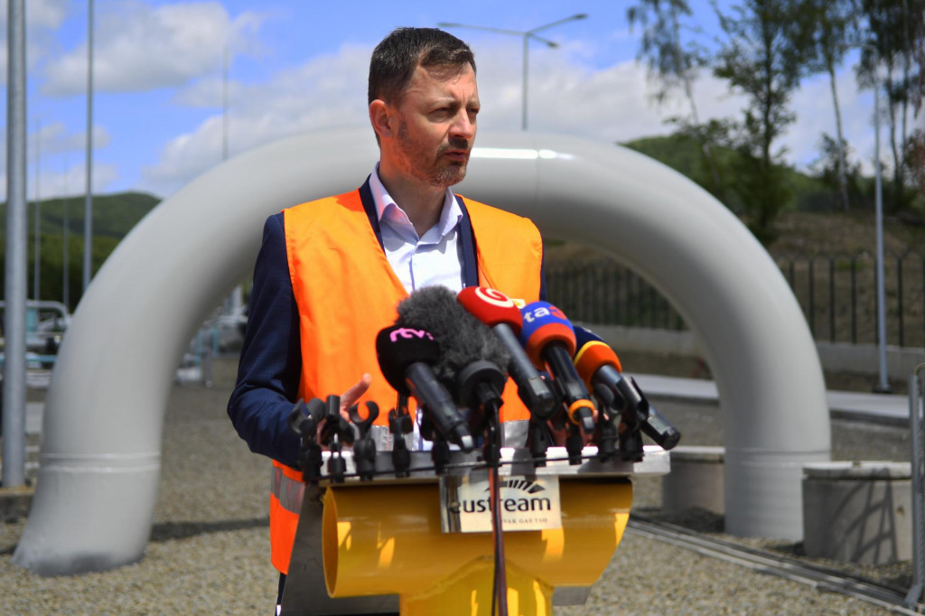 Premi&eacute;r Eduard Heger počas tlačovej konferencie po obhliadke hraničnej preberacej stanice plynovodu neďaleko slovensko-poľskej &scaron;t&aacute;tnej hranice pri obci V&yacute;rava v okrese Medzilaborce. FOTO: TASR/M. Kapusta