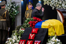 &lt;p&gt;Ukrajinský exprezident Petro Porošenko počas pohrebu Leonida Kravčuka, prvého prezidenta Ukrajiny. FOTO: REUTERS/Viacheslav Ratynskij&lt;/p&gt;