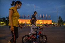 &lt;p&gt;Rodina s ochrannými rúškami na námestí v čínskom Pekingu, 26. mája 2022. FOTO: TASR/AP&lt;/p&gt;