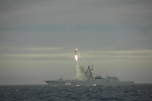 &lt;p&gt;Hypersonická riadená strela Zircon vypálená z riadenej raketovej fregaty Admirál Gorškov, 28. mája 2022. FOTO: REUTERS/Ruské ministerstvo obrany&lt;/p&gt;