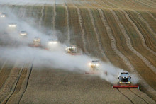 &lt;p&gt;Na ilustračnej fotografii zbierajú kombajny pšenicu na poli pri obci Suvorovskaya v Stavropolskej oblasti v Rusku. FOTO: REUTERS/Eduard Korniyenko&lt;/p&gt;
