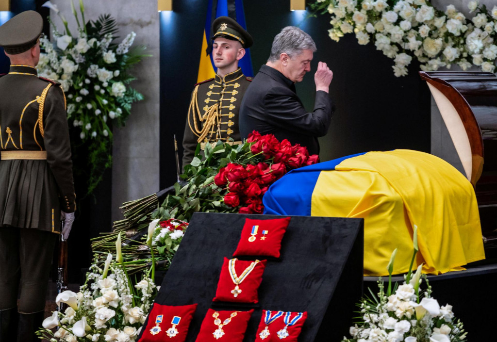 &lt;p&gt;Ukrajinský exprezident Petro Porošenko počas pohrebu Leonida Kravčuka, prvého prezidenta Ukrajiny. FOTO: REUTERS/Viacheslav Ratynskij&lt;/p&gt;