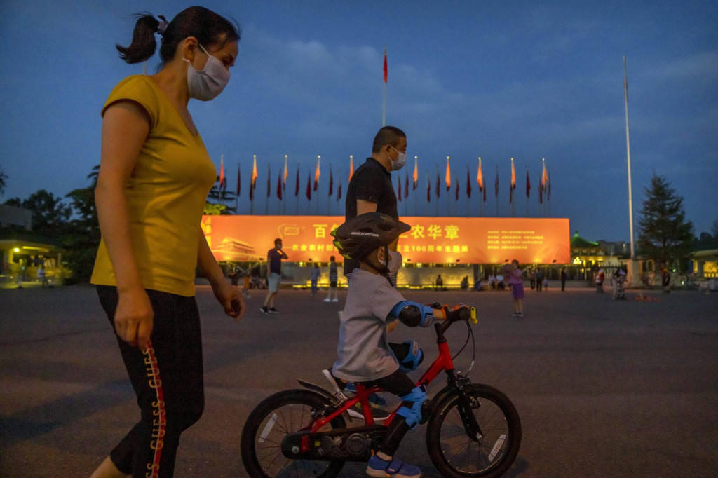 &lt;p&gt;Rodina s ochrannými rúškami na námestí v čínskom Pekingu, 26. mája 2022. FOTO: TASR/AP&lt;/p&gt;
