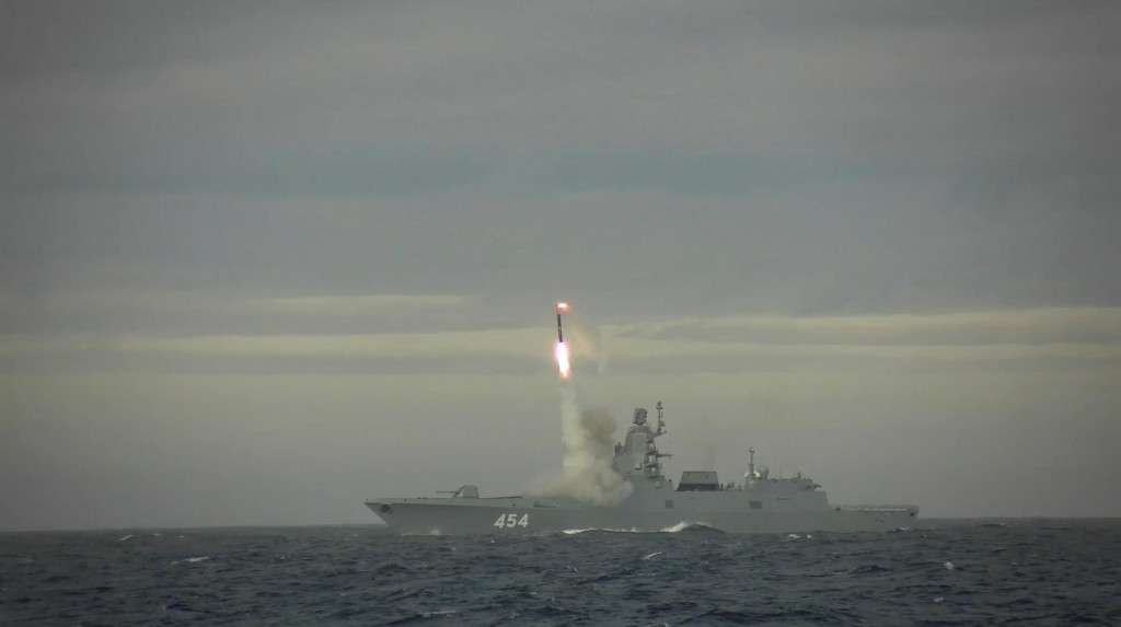 Hypersonická riadená strela Zircon vypálená z riadenej raketovej fregaty Admirál Gorškov, 28. mája 2022. FOTO: REUTERS/Ruské ministerstvo obrany