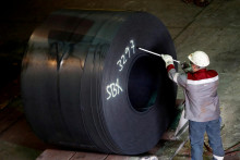 Robotník pri príce s oceľou. FOTO: Reuters