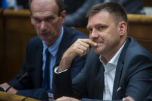 Na snímke nezaradení poslanci, zľava Štefan Kuffa a Tomáš Taraba počas rokovania parlamentu. FOTO: TASR/Jakub Kotian