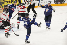 Fíni oslavujú jeden zo svojich gólov vo finálovom zápase. FOTO: TASR/AP