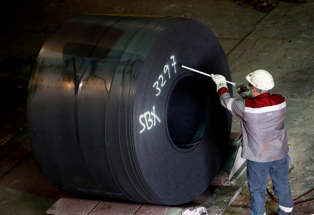 &lt;p&gt;Robotník pri príce s oceľou. FOTO: Reuters&lt;/p&gt;