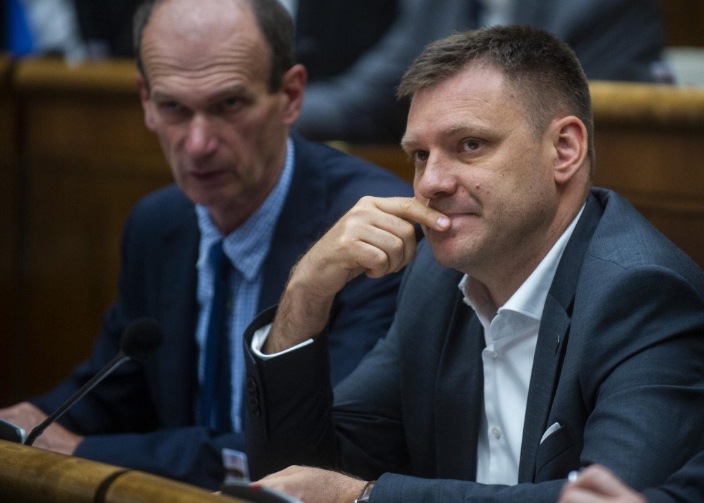 Na snímke nezaradení poslanci, zľava Štefan Kuffa a Tomáš Taraba počas rokovania parlamentu. FOTO: TASR/Jakub Kotian