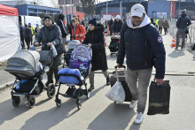 Na snímke utečenci z Ukrajiny na hraničnom priechode vo Vyšnom Nemeckom. FOTO: TASR/R. Hanc