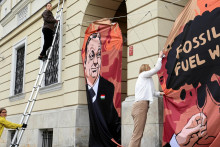 Aktivisti Greenpeace vyvesili pred maďarským veľvyslanectvom vo Varšave transparent zobrazujúci maďarského premiéra Viktora Orbána počas protestu proti maďarským dodávkam fosílnych palív z Ruska. FOTO: Reuters