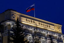 &lt;p&gt;Štátna vlajka veje nad centrálou ruskej centrálnej banky v Moskve. FOTO: Reuters/Maxim Shemetov&lt;/p&gt;