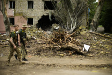 &lt;p&gt;Ukrajinskí vojaci v zničenom meste, ilustračný obrázok. FOTO: TASR/AP&lt;/p&gt;