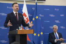&lt;p&gt;Predseda vlády Eduard Heger (vľavo) a minister zahraničných vecí Ivan Korčok (vpravo). FOTO: TASR/Pavel Neubauer&lt;/p&gt;