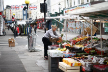 &lt;p&gt;Predajkyňa upravuje kvety vo svojom stánku na ulici v Londýne. FOTO: Reuters&lt;/p&gt;