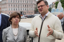 &lt;p&gt;Ukrajinský minister zahraničných vecí Dmytro Kuleba a jeho francúzska kolegyňa Catherine Colonnová počas tlačovej konferencii v Kyjeve. FOTO: REUTERS/Gleb Garanich &lt;/p&gt;