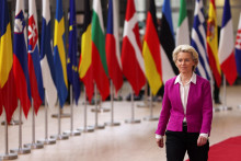 Predsedníčka Európskej komisie Ursula von der Leyenová prichádza na summit lídrov Európskej únie. FOTO: Reuters