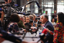 &lt;p&gt;Maďarský premiér Viktor Orbán počúva otázku médií, keď prichádza na summit lídrov Európskej únie. FOTO: Reuters&lt;/p&gt;