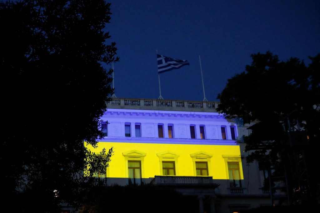 Vysvietená ukrajinská vlajka na Prezidentskom paláci v Aténach. FOTO: REUTERS