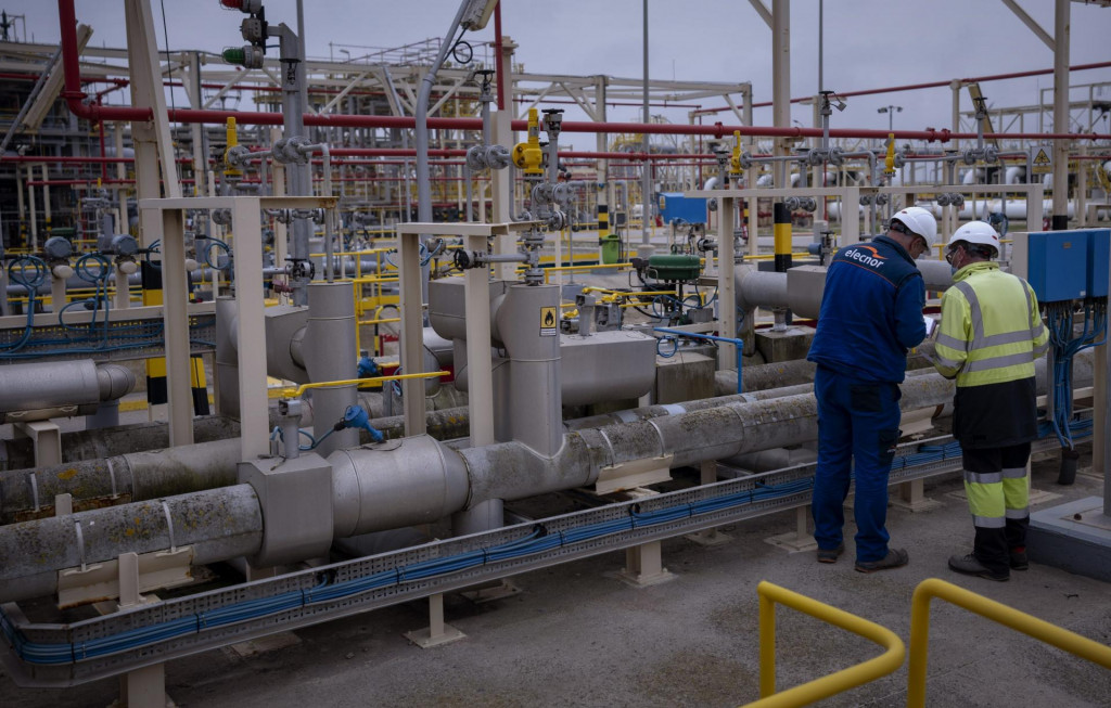 Zamestnanci pracujú v splyňovacom zariadení spoločnosti Enagas, najväčšom zariadení na skvapalnený zemný plyn v Európe v Barcelone. FOTO: TASR/AP
