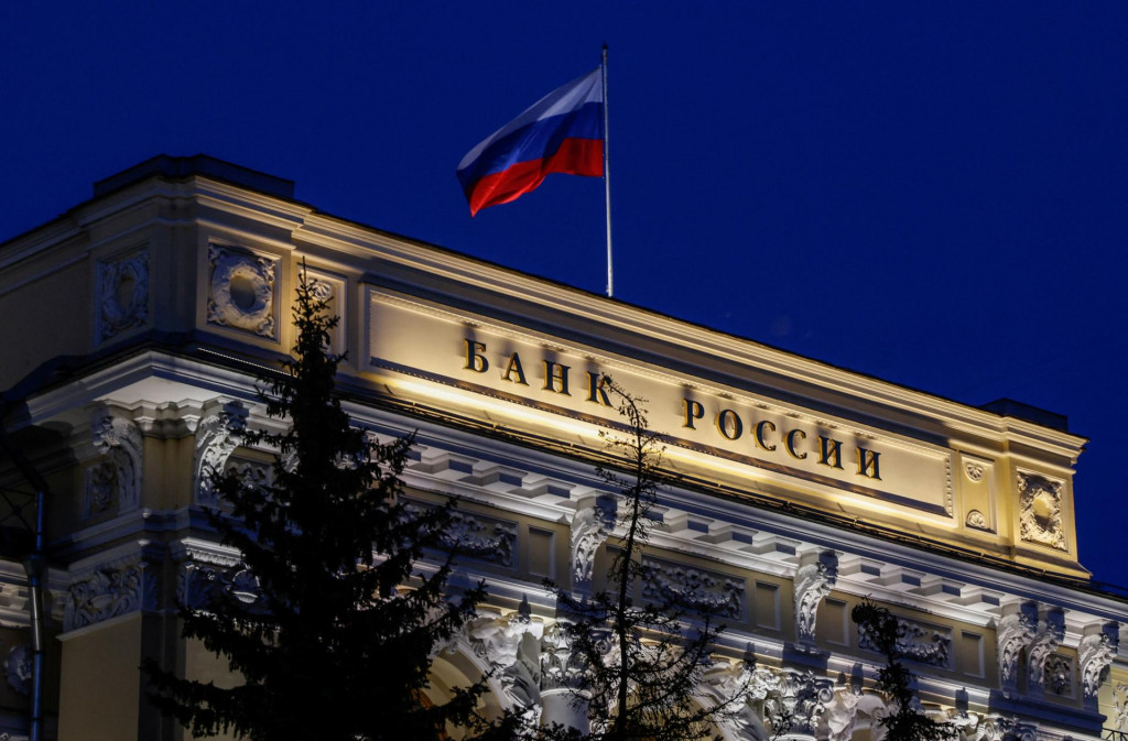 Štátna vlajka veje nad centrálou ruskej centrálnej banky v Moskve. FOTO: Reuters/Maxim Shemetov