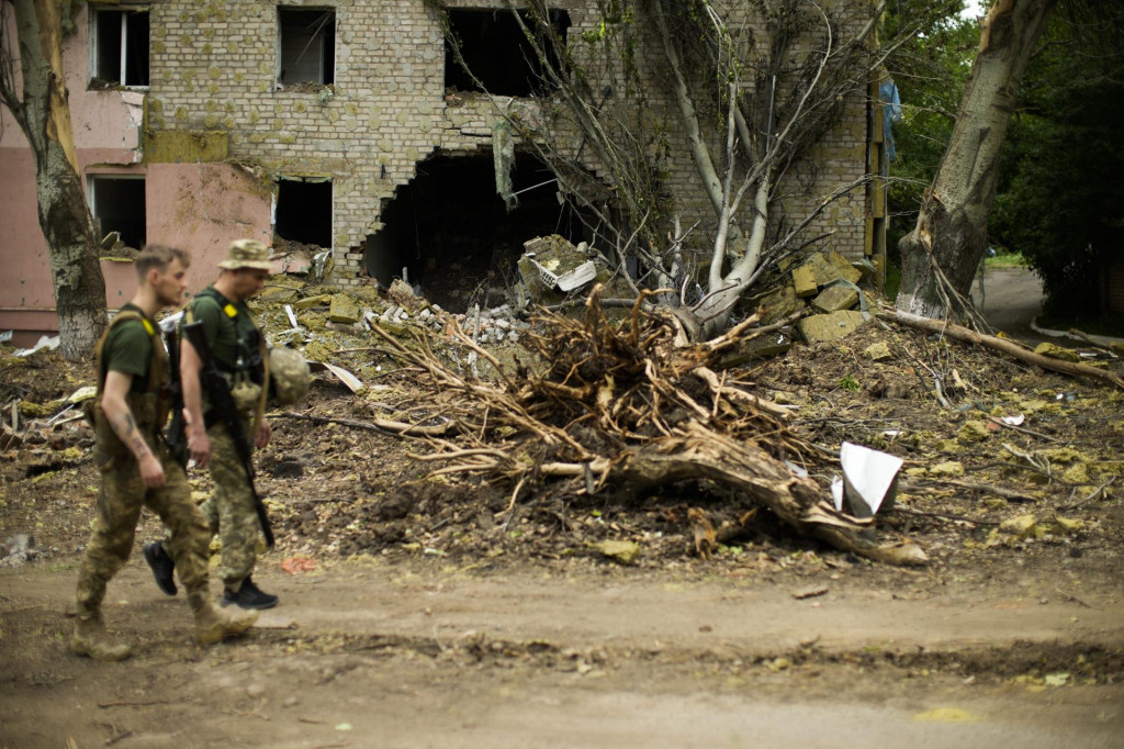 Ukrajinskí vojaci v zničenom meste, ilustračný obrázok. FOTO: TASR/AP
