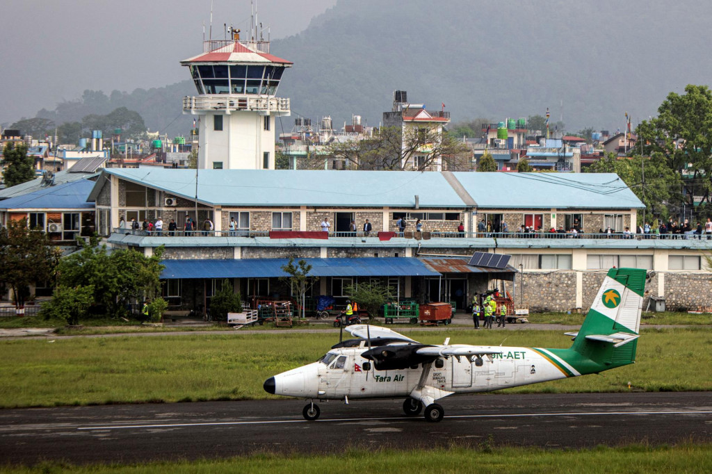 Pristávanie lietadla na letisku v Nepále. FOTO: Reuters
