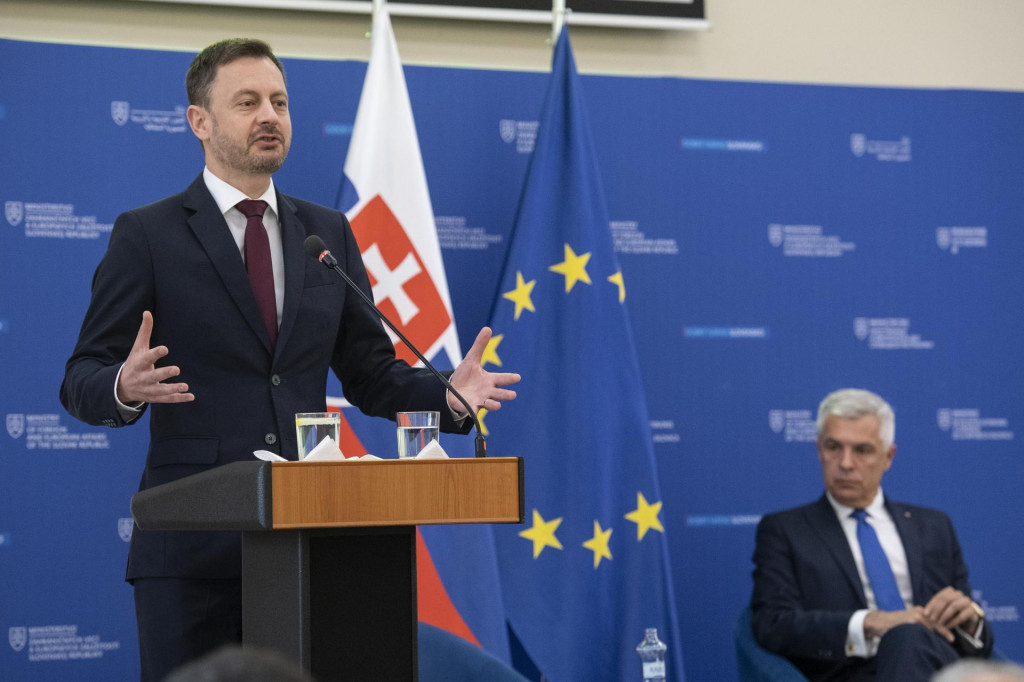Predseda vlády Eduard Heger (vľavo) a minister zahraničných vecí Ivan Korčok (vpravo). FOTO: TASR/Pavel Neubauer
