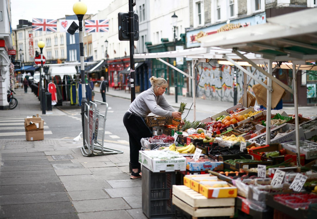 Predajkyňa upravuje kvety vo svojom stánku na ulici v Londýne. FOTO: Reuters