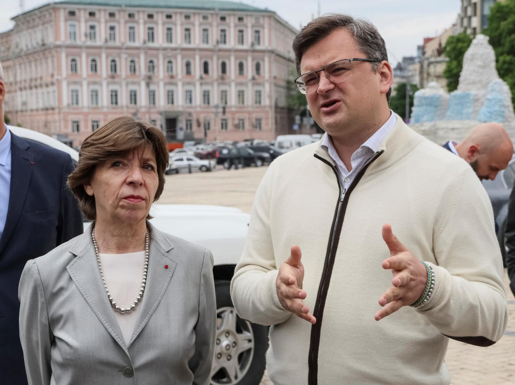 Ukrajinský minister zahraničných vecí Dmytro Kuleba a jeho francúzska kolegyňa Catherine Colonnová počas tlačovej konferencii v Kyjeve. FOTO: REUTERS/Gleb Garanich