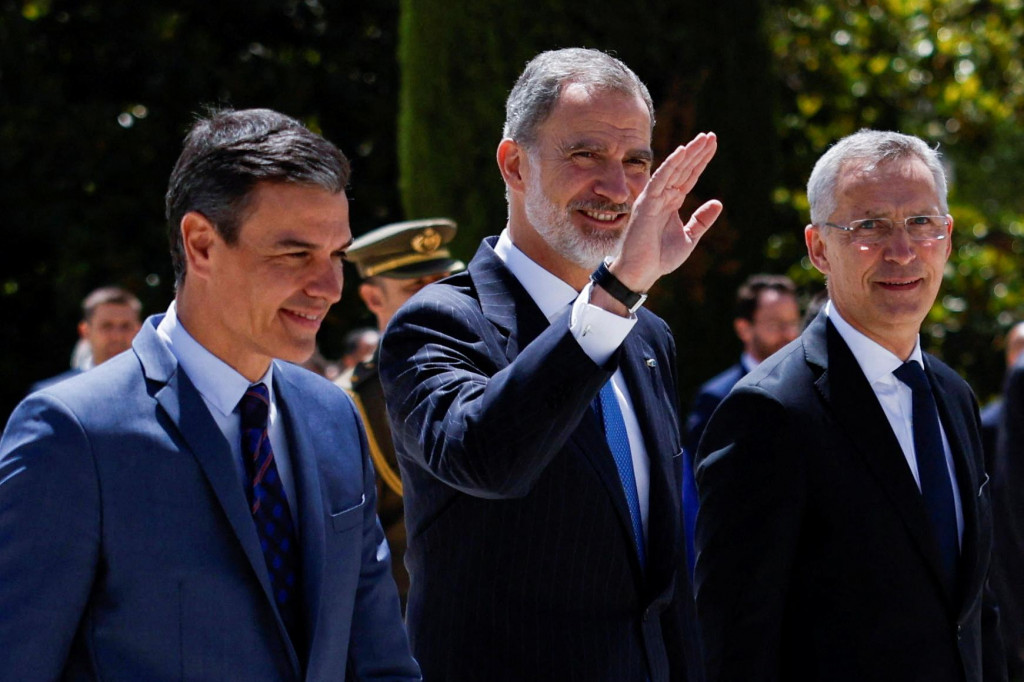 Španielsky kráľ Filip VI., generálny tajomník NATO Jens Stoltenberg a španielsky premiér Pedro Sánchez počas ich stretnutia v Madride. FOTO: Reuters