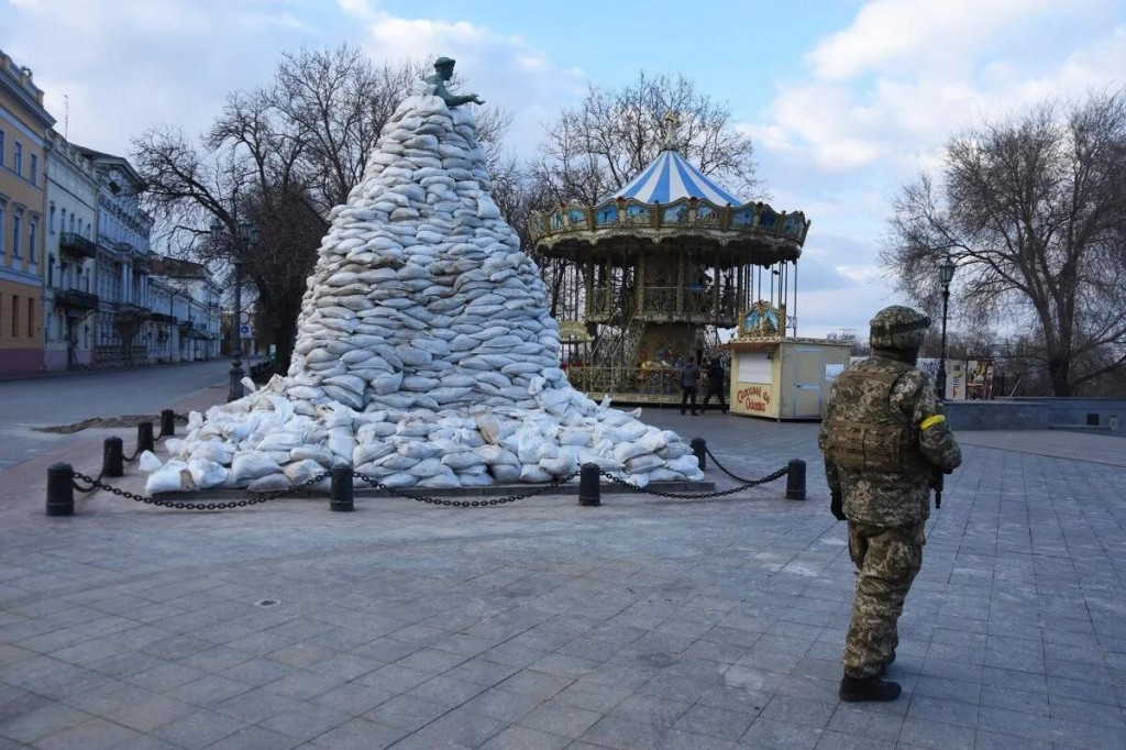 Ukrajinský vojak pri soche v Odese. FOTO: TASR/AP