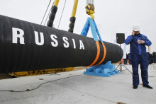 Na archívnej snímke z 9. apríla 2010 ruský robotník telefonuje z mobilu počas začatia výstavby plynovodu Severný prúd (Nord Stream) v zálive Portovaja, 170 km severozápadne od Petrohradu. FOTO: TASR/AP

