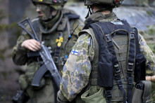 Fínski vojaci sa zúčastňujú počas vojenského cvičenia Arrow 22 vo fínskom Kankaanpe. FOTO: TASR/AP
