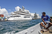 &lt;p&gt;Superjachta patriaca ruskému oligarchovi Sulejmanovi Kerimovovi, ktorá kotví v prístave Queens Wharf v meste Lautoka na Fidži. FOTO: TASR/AP&lt;br /&gt;
&lt;br /&gt;
 &lt;/p&gt;