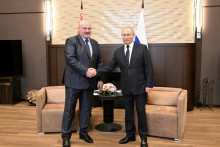 Ruský prezident Vladimir Putin si počas stretnutia v ruskom Soči podáva ruku so svojím bieloruským náprotivkom Alexandrom Lukašenkom. FOTO: Reuters