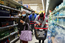Ceny potravín aj služby výrazne ovpyvňujú tempo inflácie. FOTO: Reuters