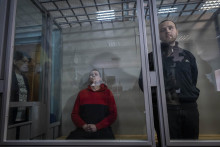 &lt;p&gt;Ruskí vojaci Alexander Ivanov a Alexander Bobykin počas súdu v ukrajinskej Kotelve 26. mája 2022. FOTO: TASR/AP&lt;br /&gt;
 &lt;/p&gt;