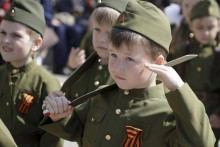 Ruské deti vo vojenských uniformách. FOTO: REUTERS