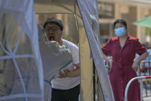 Obyvatelia Pekingu počas testovania na covid.
