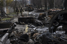 &lt;p&gt;Zničená ulica v Buči. FOTO: TASR/AP&lt;/p&gt;