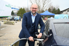 Minister hospodárstva Richard Sulík tankuje vodík do auta pri predstavení prvej mobilnej čerpacej stanice na vodík v Trnave. FOTO: TASR/ L. GRINAJ