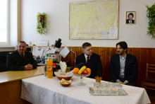 Policajtov v Moldave nad Bodvou prišli v roku 2014 povzbudiť aj vtedajší premiér Robert Fico a minister vnútra Robert Kaliňák. FOTO: TASR/M. Kapusta