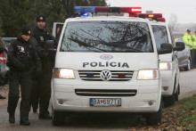 Slovenskí policajti stojaci pri službobnom vozidle. FOTO: HN/Peter Mayer