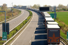Na snímke kolóna kamiónov na diaľnici do Maďarska v úseku Lúky- Petržalka. FOTO: TASR/Miroslav Kočírer